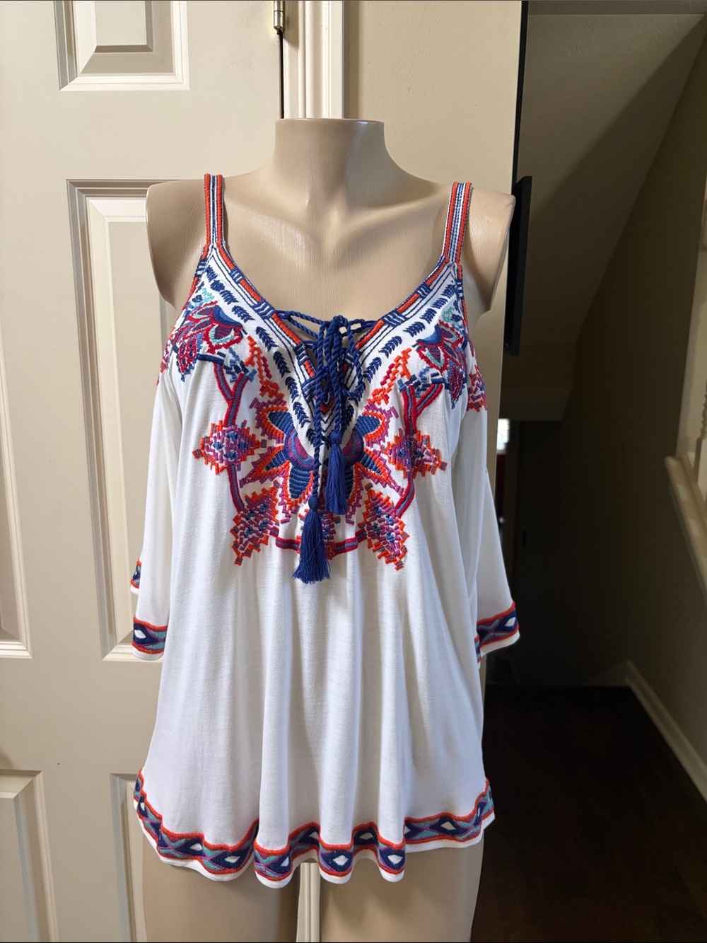 Alexia Admor White Cold-Shoulder lace up bodice with Blue & Red Embroider Top, m